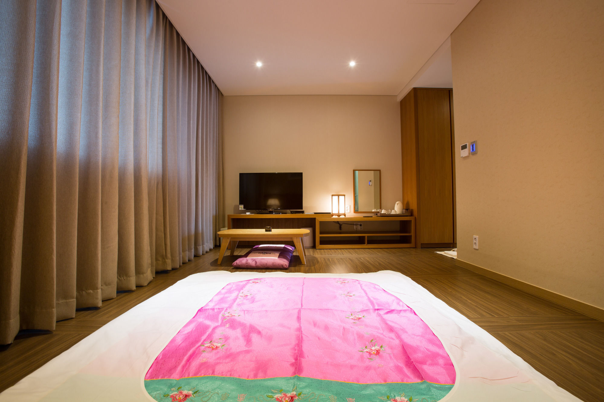 Dong Gyeong Hotel Тхоньен Екстериор снимка