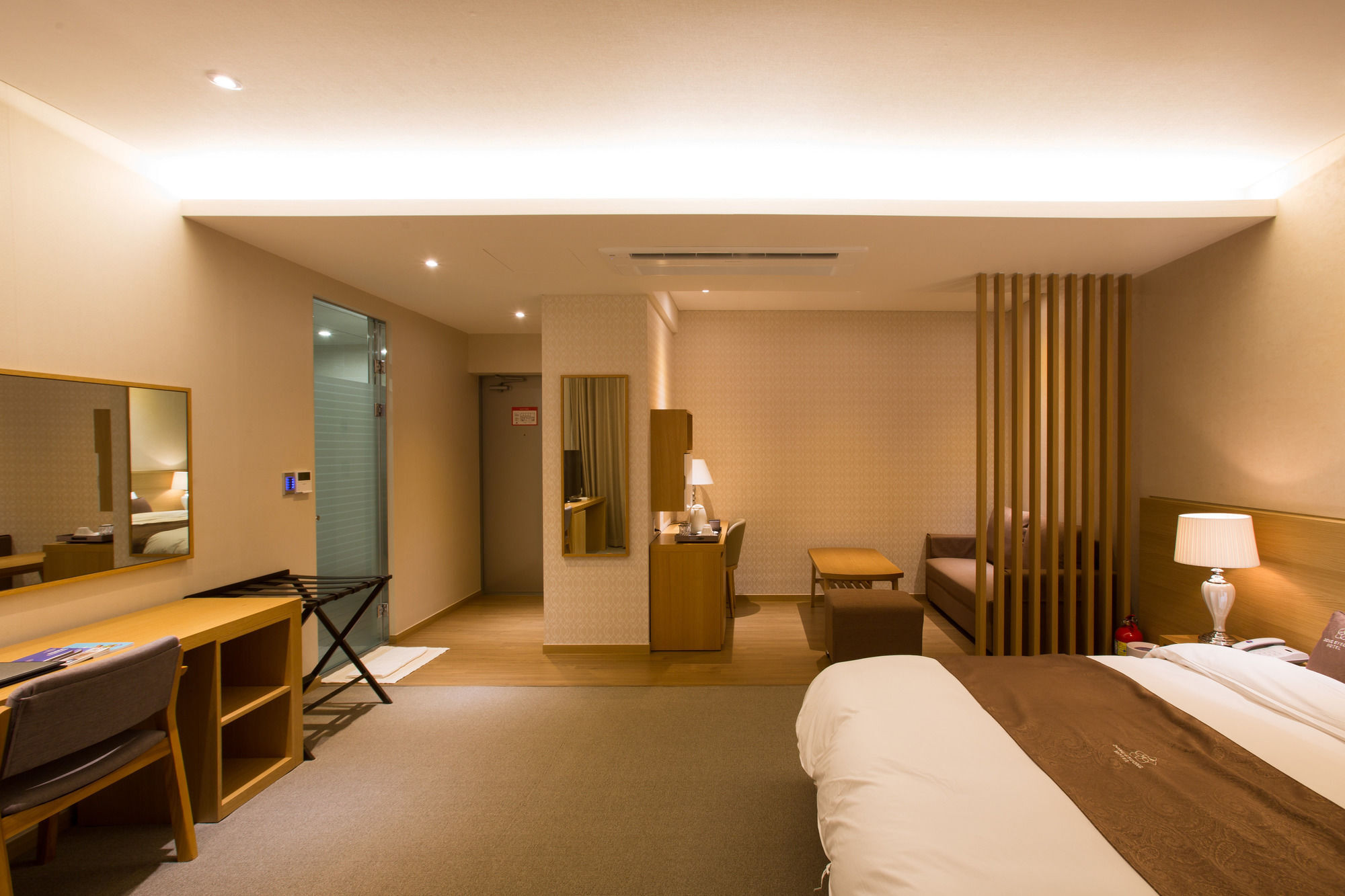 Dong Gyeong Hotel Тхоньен Екстериор снимка